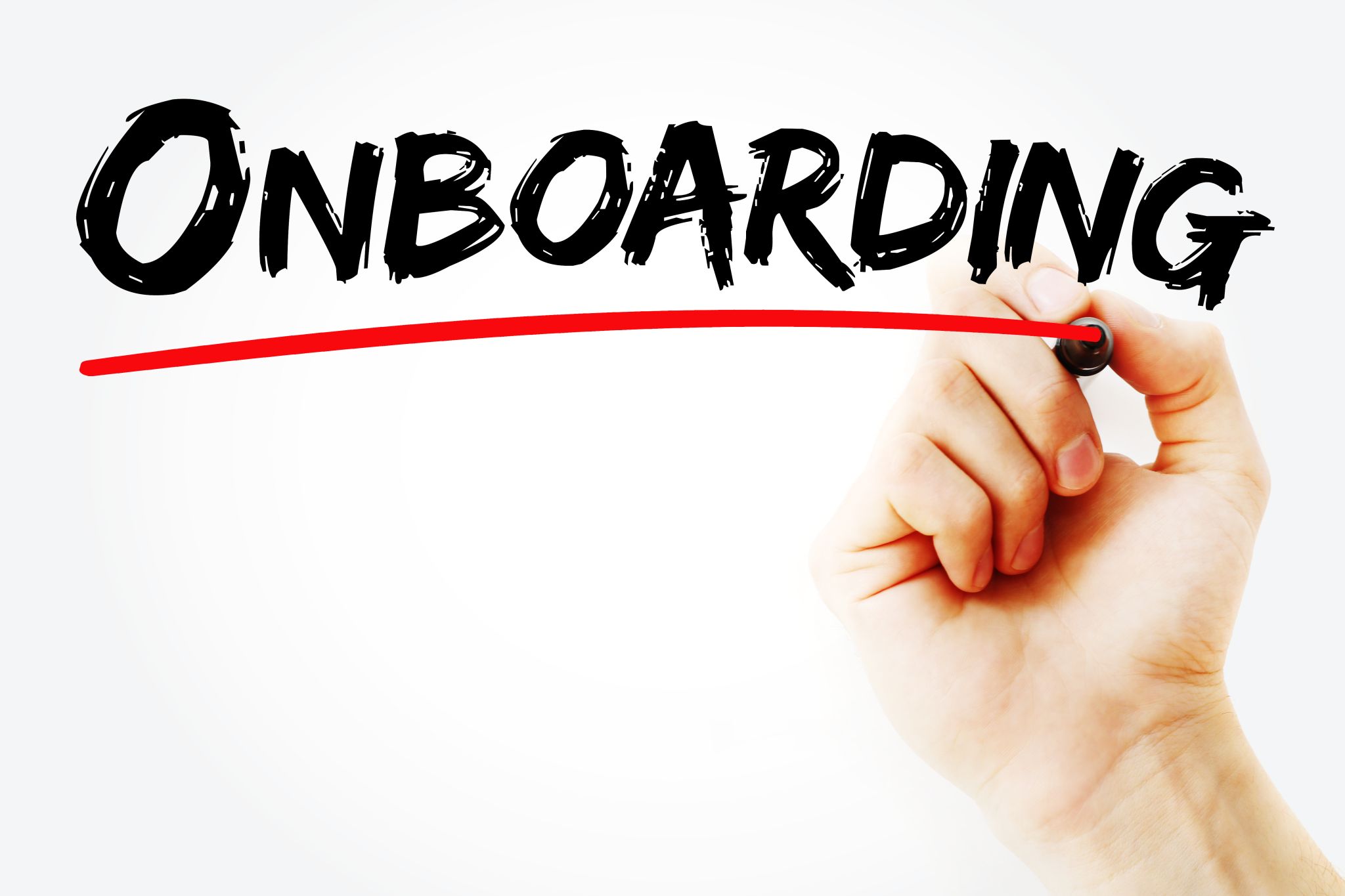 Eine Hand unterstreicht das Wort Onboarding mit einem Stift